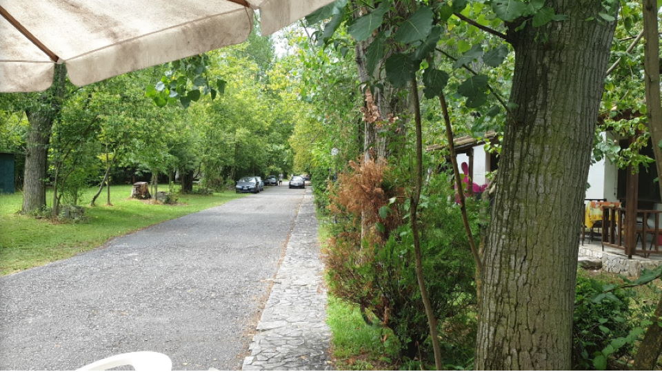 Καλύβια καμπινγκ τιμες online. Κάνε κράτηση στο Campsaround.