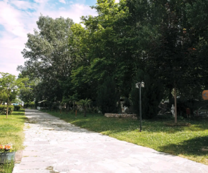 Camping mit sauberen Gemeinschaftstoiletten wie Toiletten und Duschen Camping Stolos ideal für Familien mit Kindern, Gruppen oder Paare. Stellplätze für Zelt, Wohnwagen oder Wohnmobil mit natürlichem Schatten der Bäume.