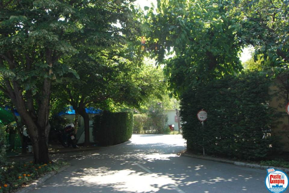 Camping Castle Νέος Παντελεήμονας. Παραλία κάτω από το κάστρο.