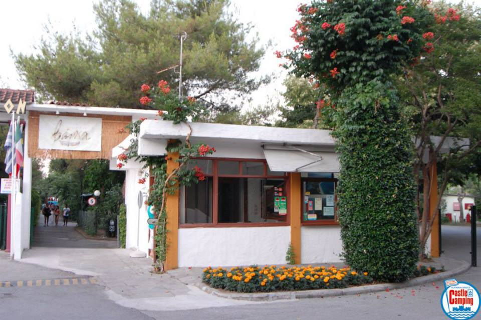 Παροχές κάμπινγκ: parking, wc, ντους, δωρεάν wi-fi. Για οικογένειες με παιδιά
