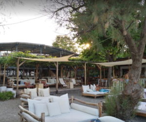 Κάμπινγκ με εστιατόριο, για γεύμα, καφέ ή ποτό, μπροστά στην παραλία