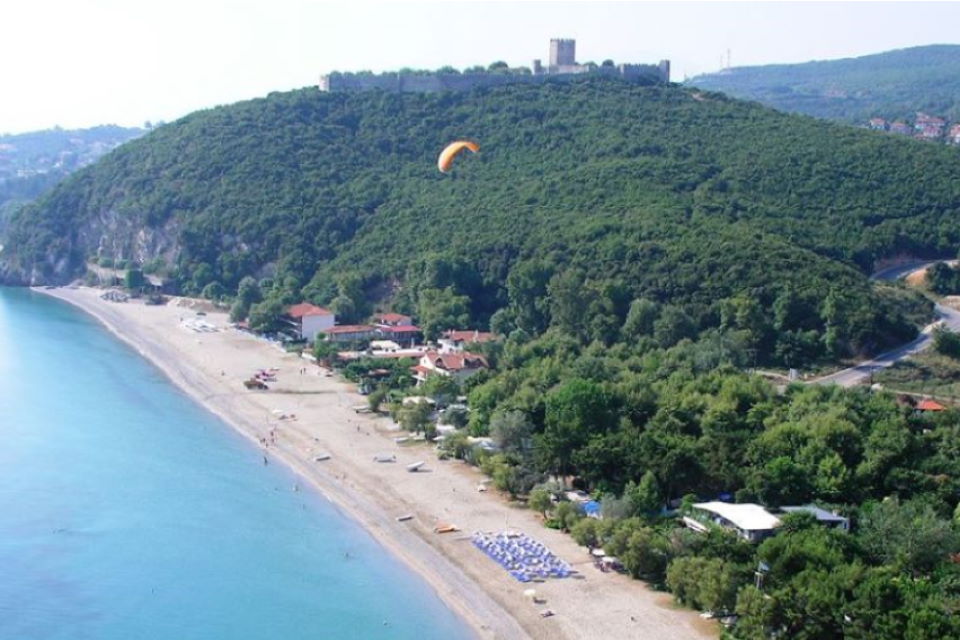 Παραλία Νέου Παντελεήμονα με θέα το Κάστρο και το πράσινο