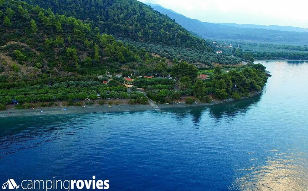 Καθαρά νερά και υπέροχη θέα στην παραλία στις Ροβιές. Ήσυχη και ξεκούραστη διαμονή.