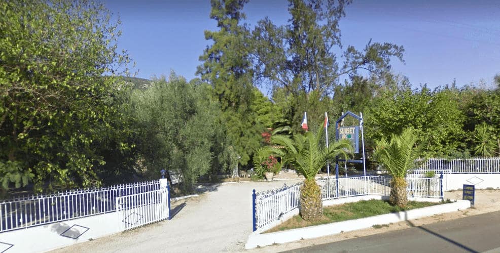 Κάμπινγκ στο Τολό. Camping Sunset Book Online