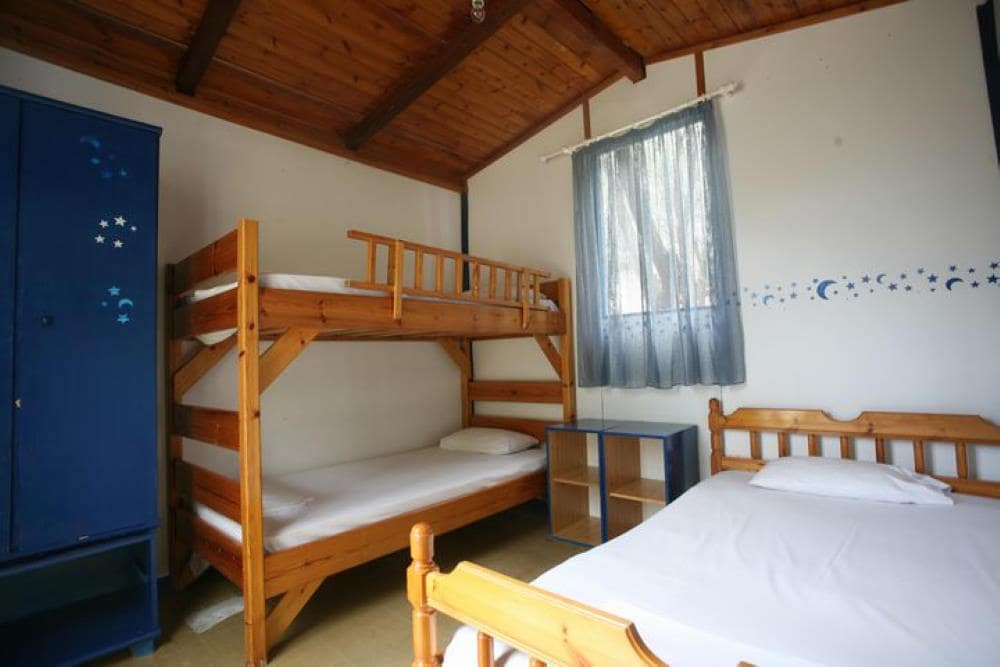 Κάμπινγκ Μπάνγκαλοους στο Τολό. Camping Bungalows Sunset Book Online.