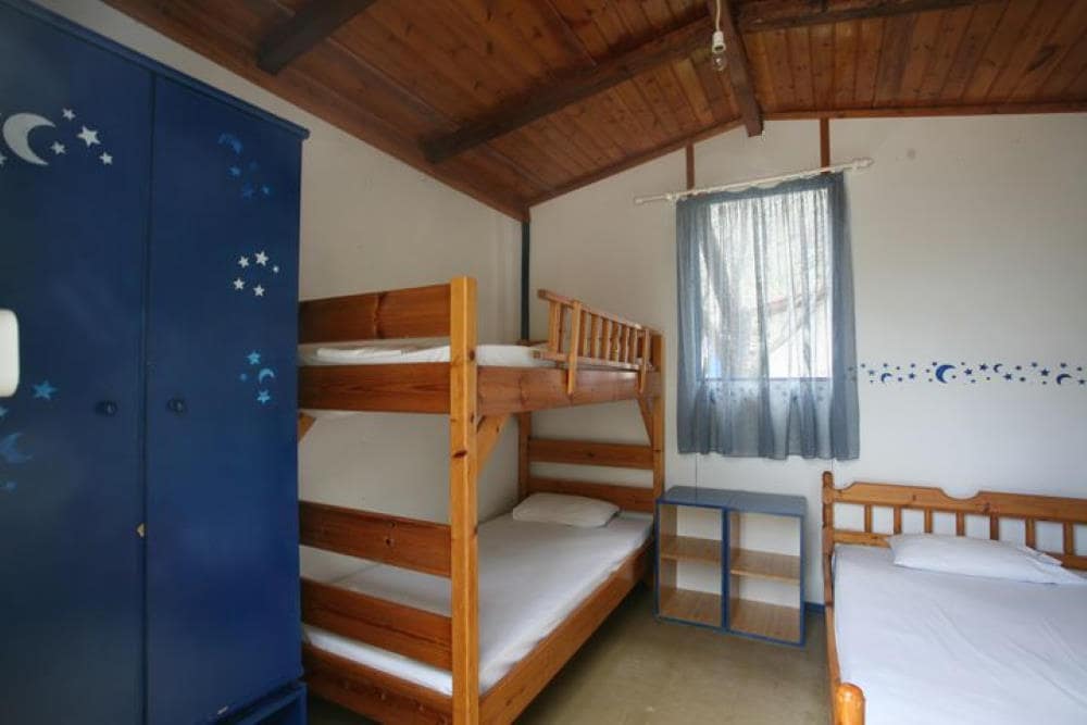Κάμπινγκ Μπάνγκαλοους στο Τολό. Camping Bungalows Sunset Book Online.