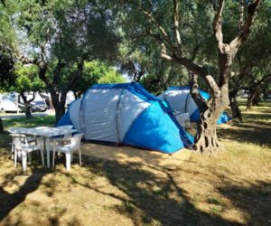 Glamping camping με μεγάλες σκηνές