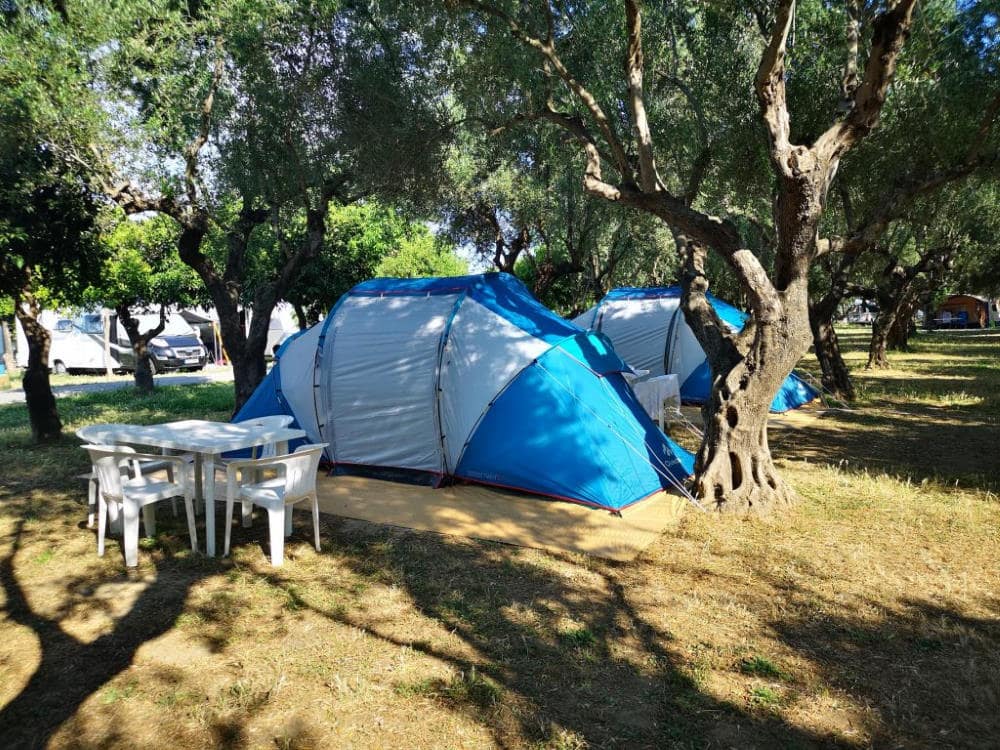 Glamping camping με μεγάλες σκηνές