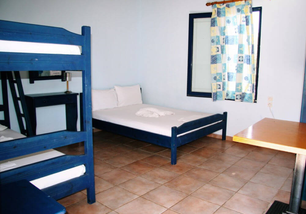 camping με δωματια στην πελοποννησο. Bungalows με διπλό κρεβάτι. ελαφονησος λακωνια διαμονή. Κλείσε Online τις διακοπές σου.