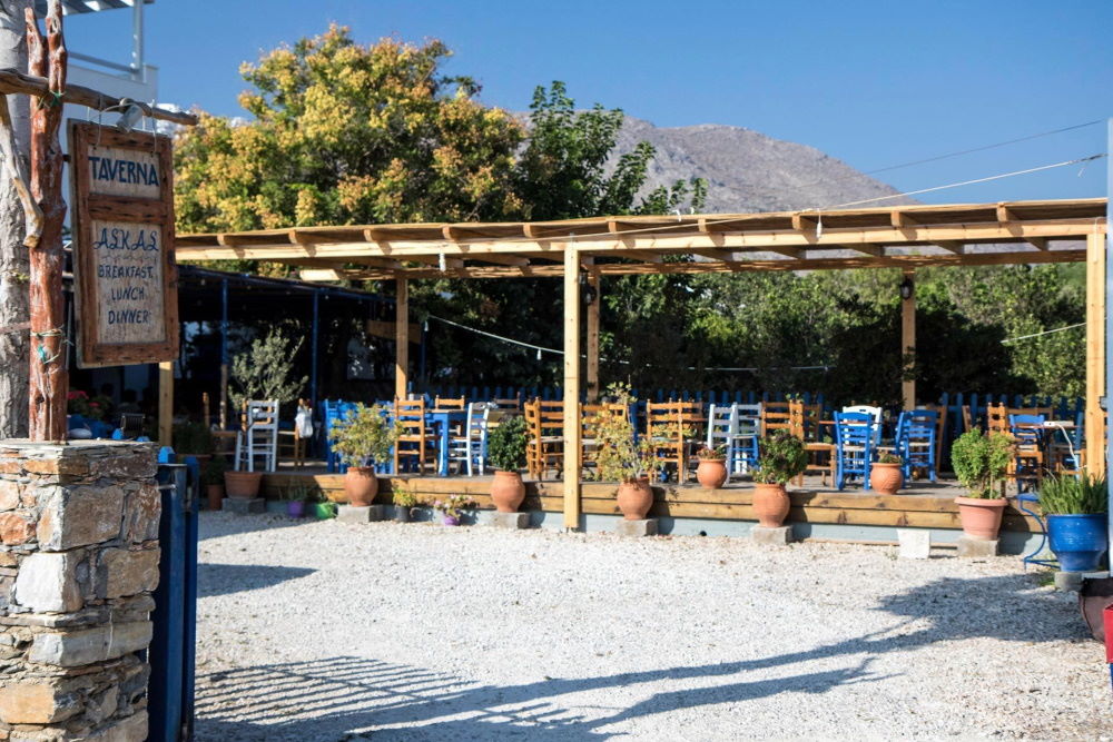 Παραλία δίπλα στο λιμάνι της Αιγιάλης