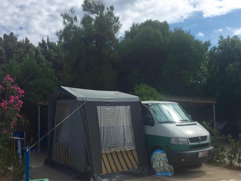 Camping με δωματια στην Πελόποννησο. Οργανωμένο καμπινγκ.Ζεστά νερά. Camping για οικογένειες.Ελαφονησοσ προσβαση.