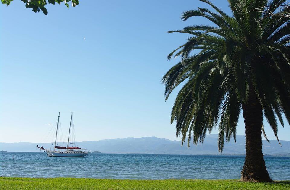 Κάμπινγκ Blue Bay στον Άγιο Κωνσταντίνο, Φθιώτιδα. Κοντά στα Καμένα Βούρλα.