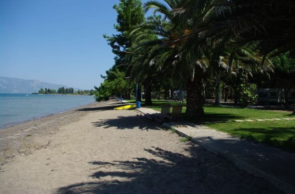 Με πρόσβαση στη ρηχή θάλασσα το κάμπινγκ blue bay είναι ιδανικός τουριστικός προορισμός για οικογένειες με παιδιά