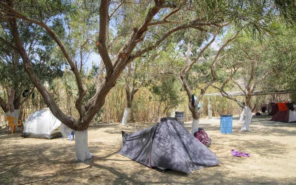 Κάμπινγκ Καστάνης στην Αμοργό. Διαμονή δίπλα στην θάλασσα σε σκηνές, καλύβες, bangalows ή τροχόσπιτα