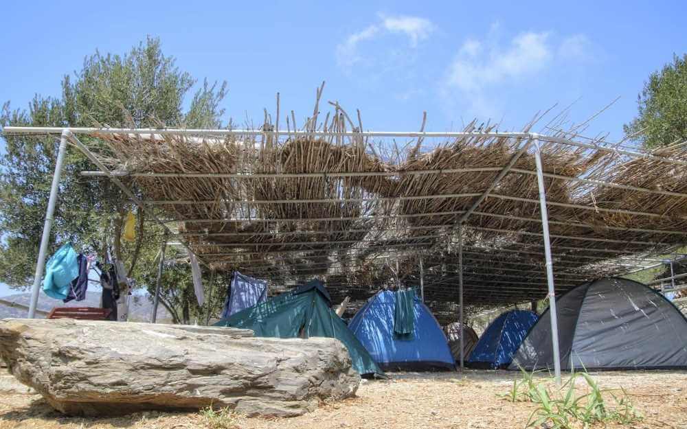 Μπάνγκαλοους για 2 έως 4 άτομα με ρεύμα, κρεβάτι και κλινοσκεπάσματα