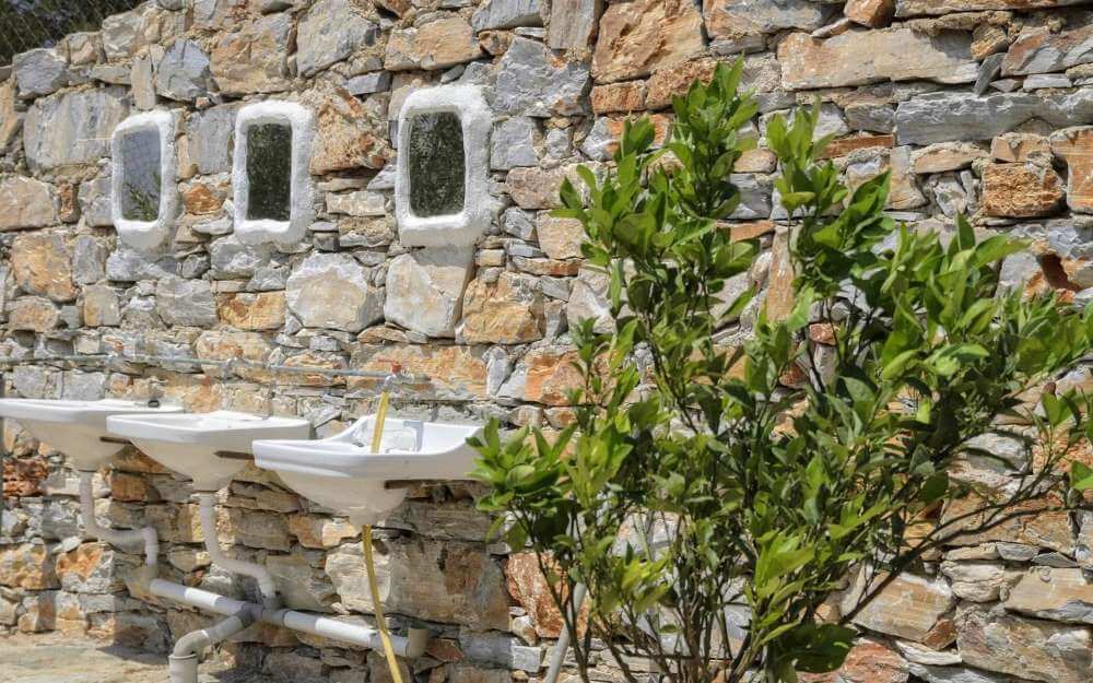 Κάμπινγκ στην Κατάπολα με εστιατόριο, μίνι-μάρκετ και δίπλα στο λιμάνι