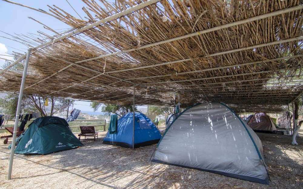Θέσεις με θέα στο λιμάνι και με φυσική ή τεχνητή σκιά