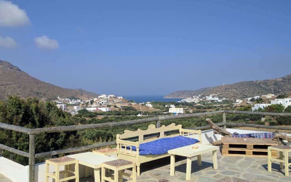 Κάμπινγκ στην Κατάπολα με εστιατόριο, μίνι-μάρκετ και δίπλα στο λιμάνι
