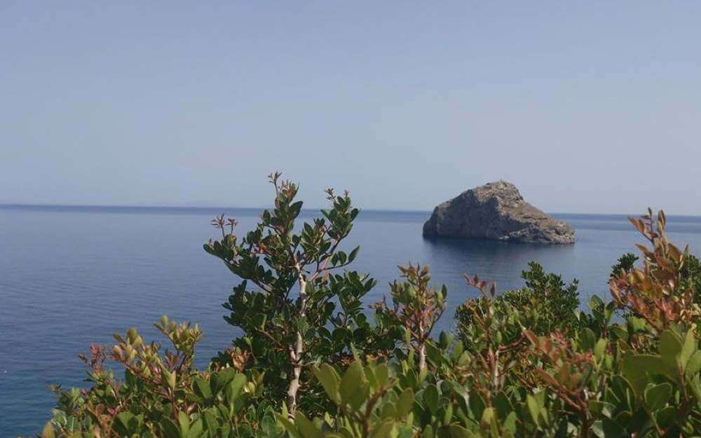 Κάμπινγκ Καστάνης στην Αμοργό. Διαμονή δίπλα στην θάλασσα σε σκηνές, καλύβες, bangalows ή τροχόσπιτα