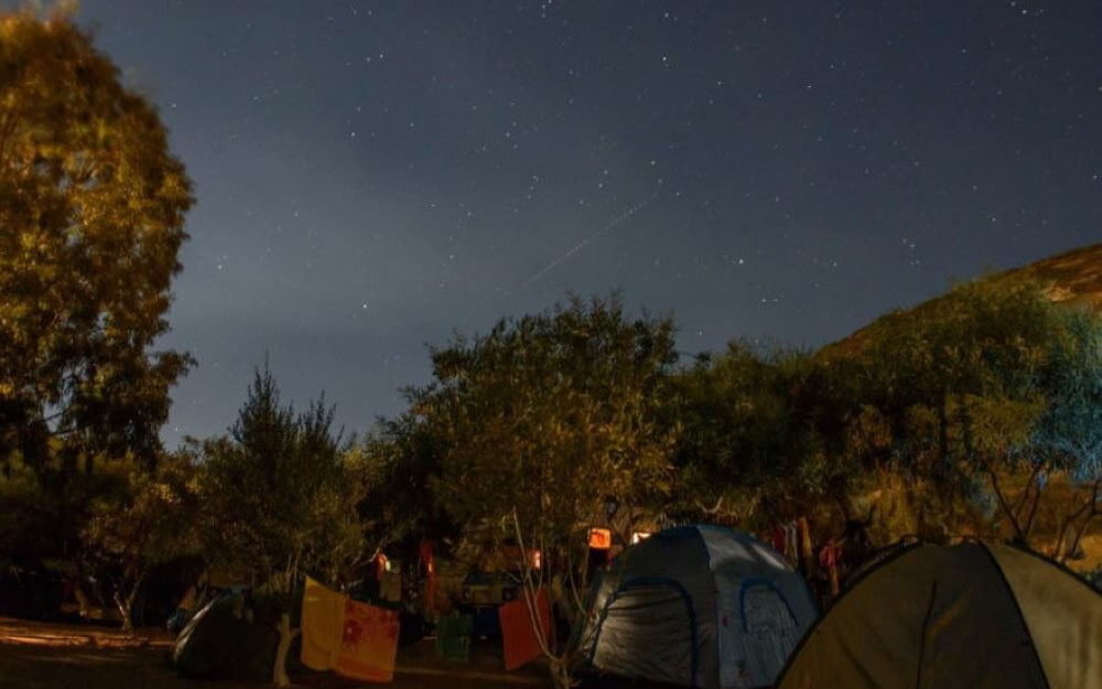 Δωρεάν μεταφορά από το λιμάνι στο κάμπινγκ. Δυνατότητα ενοικίαση σκηνής