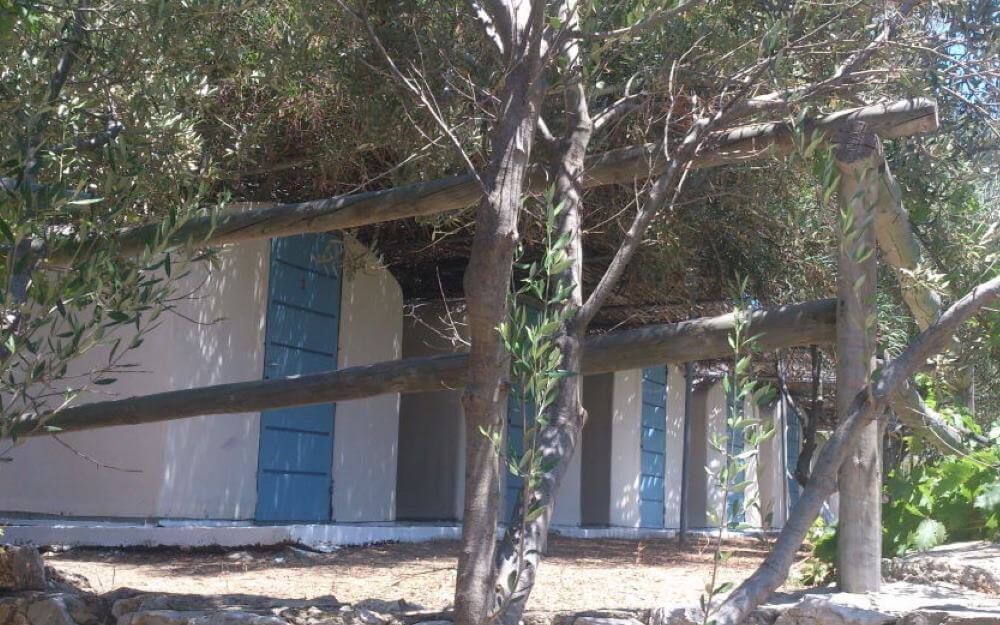 Κάμπινγκ Καστάνης στην Αμοργό. Διαμονή δίπλα στην θάλασσα σε σκηνές, καλύβες, bangalows ή τροχόσπιτα