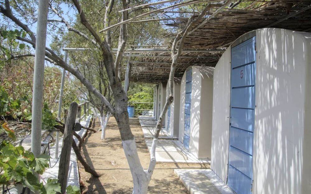 Κάμπινγκ Καστάνης στην Αμοργό. Διαμονή δίπλα στην θάλασσα σε σκηνές, καλύβες, bangalows ή τροχόσπιτα