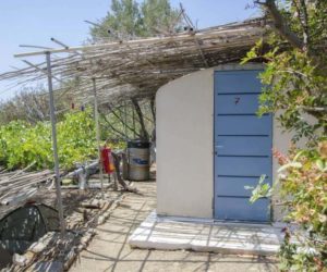 camping kastanisTRB3 Κάμπινγκ Καστάνης στην Αμοργό. Διαμονή δίπλα στην θάλασσα σε σκηνές, καλύβες, bangalows ή τροχόσπιτα