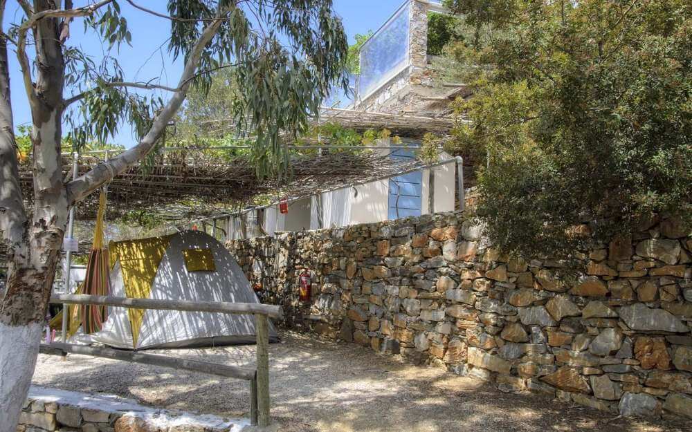 Κάμπινγκ Καστάνης στην Αμοργό. Διαμονή δίπλα στην θάλασσα σε σκηνές, καλύβες, bangalows ή τροχόσπιτα