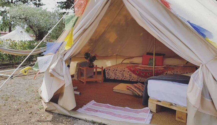 Πολυτελή καμπινγκ ελλαδα. Σκηνές bell με κρεβάτι. Τιμές και κρατήσεις online. Glamping booking