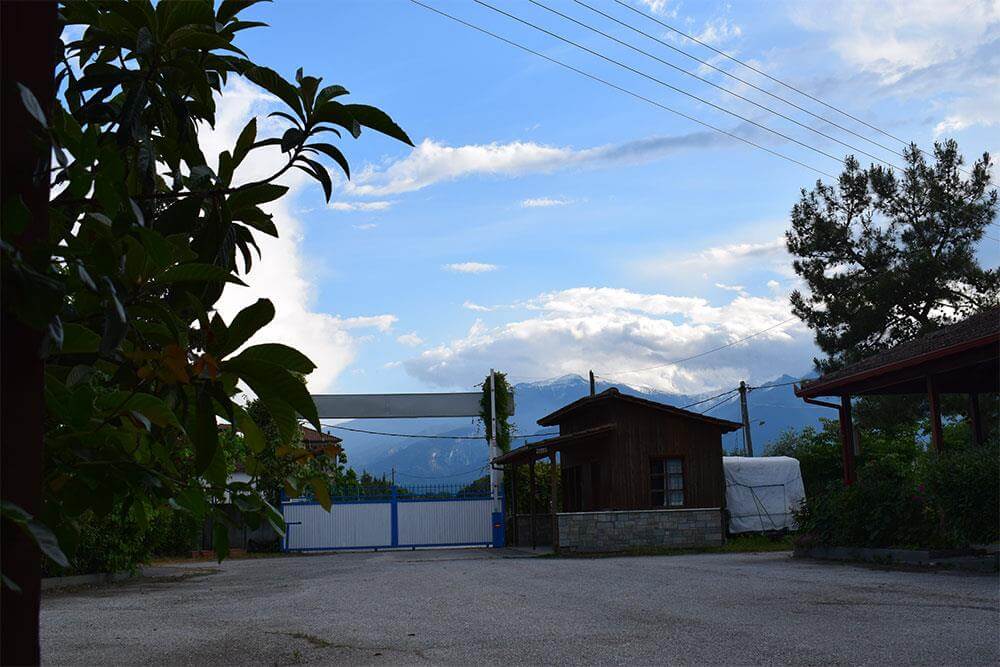 Κάμπινγκ με θέα τον θερμαϊκό κόλπο. Μία παραλία μεγάλη σε μήκος, με άμμο και βότσαλο