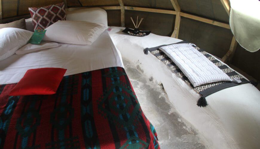 Σκηνές glamping στις ράχες νησί κάμπινγκ. Cob σκηνές από φυσικά υλικά