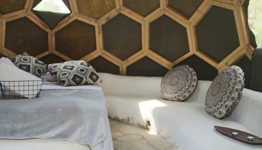 Glamping ελλάδα. Πολυχώρος κάμπινγκ το νησί στις ράχες. καθαρεσ παραλιεσ φθιωτιδασ