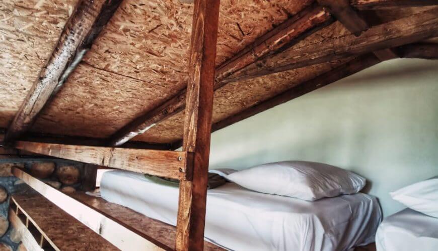 Bungalows για οικογένεια με παιδιά διακοπές στη φύση πάνω στη θάλασσα διακοπεσ με παιδια διπλα στη θαλασσα. Μπάνγκαλοου με σοφίτα