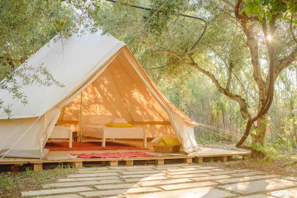 Glamping σε νησιά. Κοντινοί καλοκαιρινοί προορισμοί COVID glamping σε εξωτερικούς χώρους στη φύση