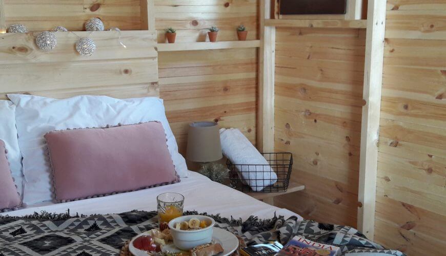 Glamourous camping. Ρομαντικές διακοπές σε δενδρόσπιτο Λαμία
