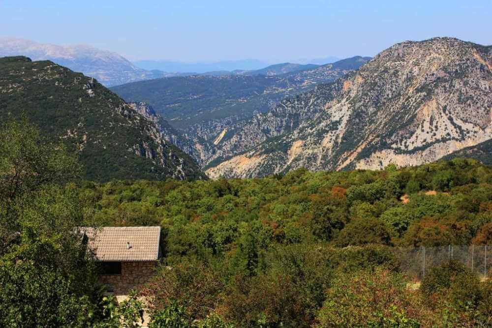 Εναλλακτικές διακοπές το καλοκαίρι. Λάνασσα πριγκίπισσα ιωάννινα Ξύλινα και πέτρινα σαλέ διαμονή στο βουνό. Ορεινοί προορισμοί για διακοπές στα Τζουμέρκα, Ιωάννινα