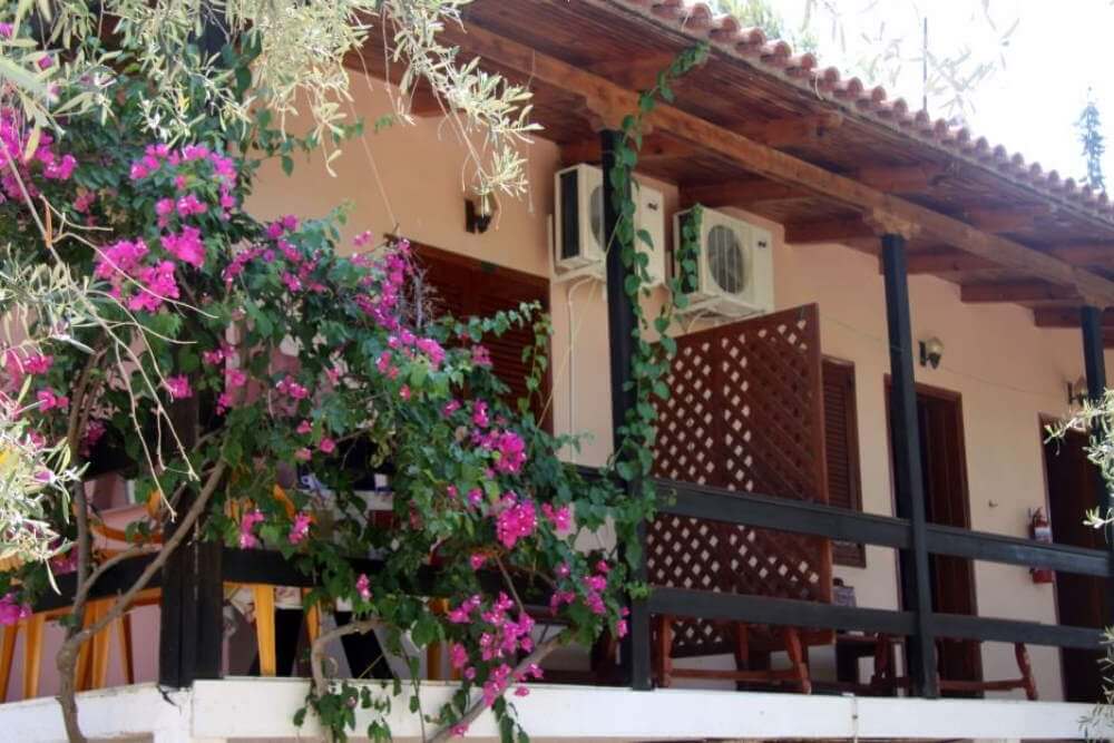 camping lido.Camping with rooms by the beach. Family vacation in campsite.bungalows greece